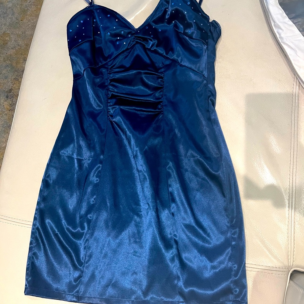 Size 5 Guess navy mini dress. It’s so flattering. Gorgeous silk mini.